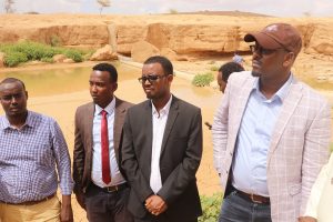 Read more about the article Wafdi balaaran oo uu hogaaminayay Mareeyaha Guud ee Wakaaladda Horumarinta Biyaha Puntland Mohamed Abdulqadir Mohamed ayna, ka midyihiin Agaasimaha Guud ee Degaanka ee Xafiiska Ra’iisalwasaaraha Soomaaliya