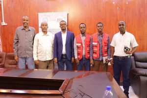Read more about the article Maareeyaha Guud ee Wakaalada Horumarinta Biyaha Puntland mudane Maxamed Cabdulqaadir ayaa xafiiskisa ku qababilay wafdi ka socday hay’adda Bisha Cas