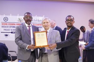 Read more about the article Wasiirka Wasaaradda Tamarta, Macdanta iyo Biyaha Puntland iyo Mareeyaha Guud ee wakaaladda Horumarinta Biyaha Puntland, Senator Prof. Juurile iyo madax ka kala socotay European commission iyo hay’adda Horumarinta Dhaqaalaha Talyaaniga ayaa magaalada Garowe ugu qabsoomey shirkii sanadlaha ee bahwadaagta mashruuca biyo balaarinta Bosaso.